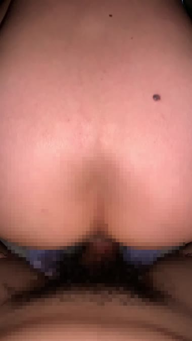 旦那が寝込み中に騎乗位バック