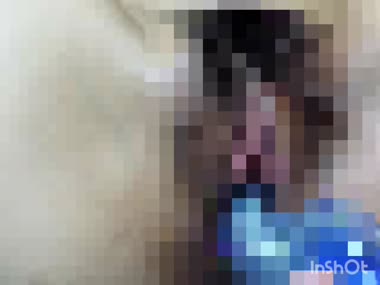 玩具をくわえ込む...