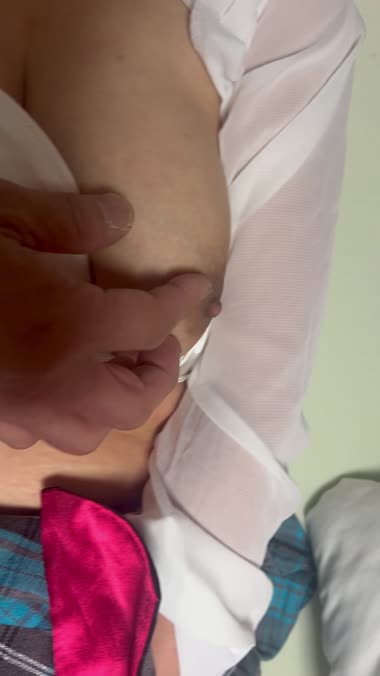 拘束されて乳首で感じる妻