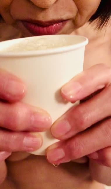 愛奴　コップで飲尿