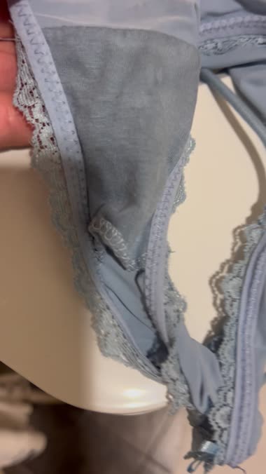 昨晩脱いだ妻の青い紐パンティ