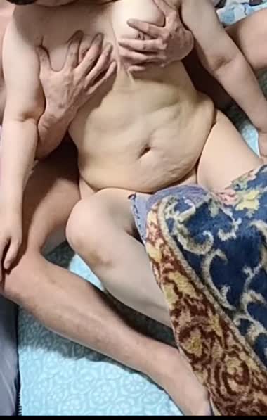 熟女妻の豊満乳揉み