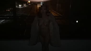 高速道路の高架の上で