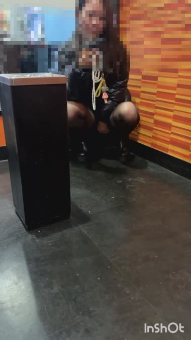 パンチラみせつけ