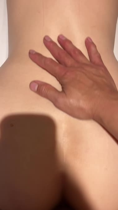 手マンをして怒られる笑