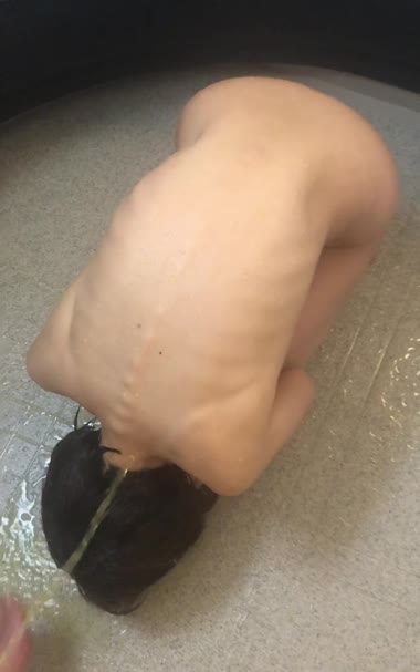 愛奴　土下座浴尿