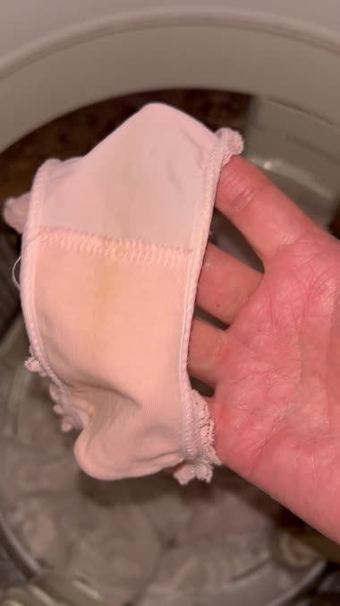 滲まないマン筋跡の妻のパンティ