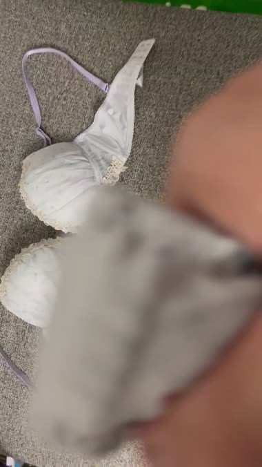 下着でオナニー