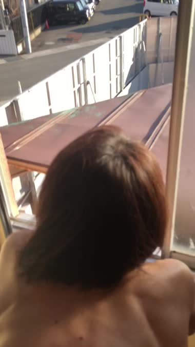 愛奴　窓を開けて