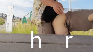 どこかの風車の見える公園で