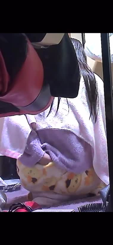 妹の背中かきかき