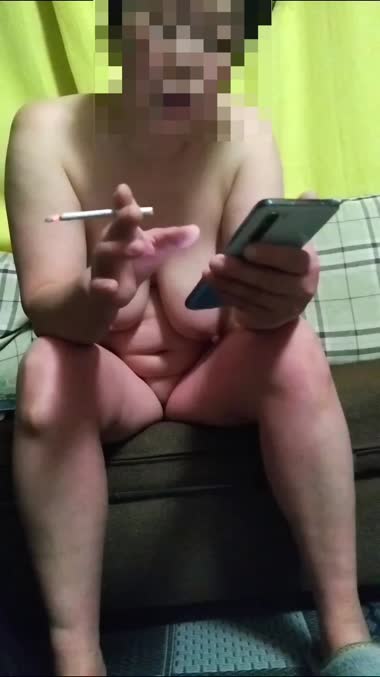 全裸でタバコ吸ってる妻