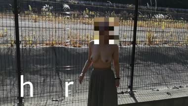 高速道路わきで