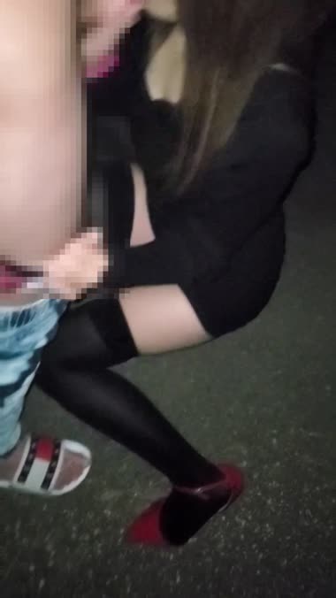 金髪ギャルの駐車場着衣フェラ