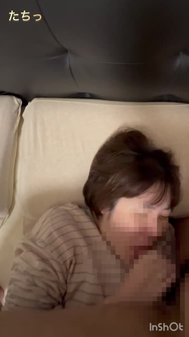 妊婦妻の亀頭肉棒コキ顔射