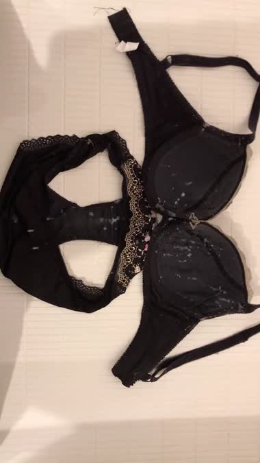 彼女の黒ブラにぶっかけ♡