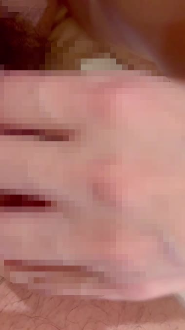 唾をこすりつけて