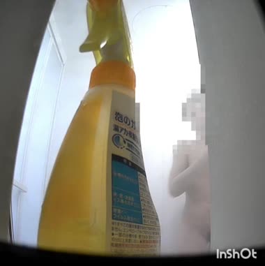 入浴中妻を外から…📹