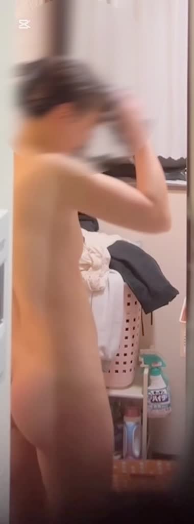 風呂上がりの貧乳妻