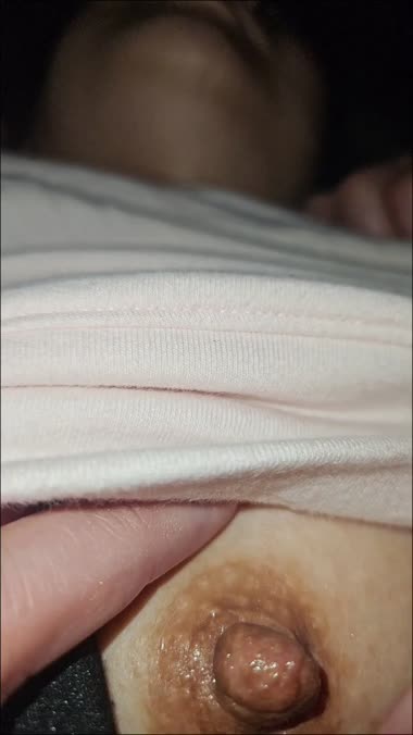 寝ている間に乳首触り