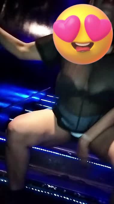 階段で　Tバックを