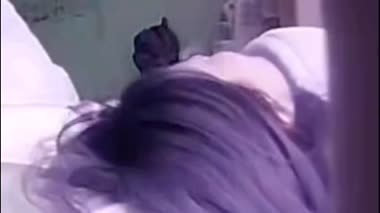 右手で触ってます。