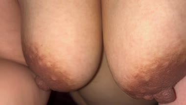 シンママの乳房揺れる手コキ