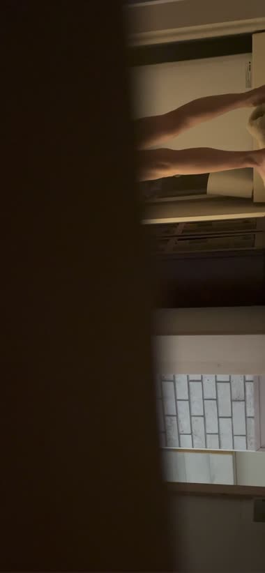 また隙間から少しだけ。