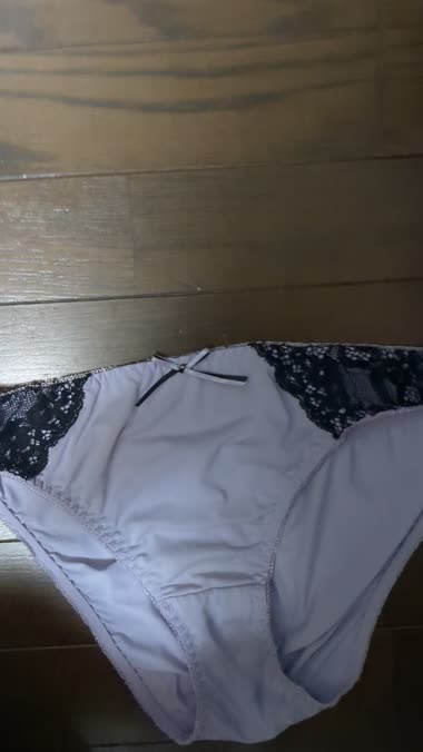 妻の下着にぶっかけ