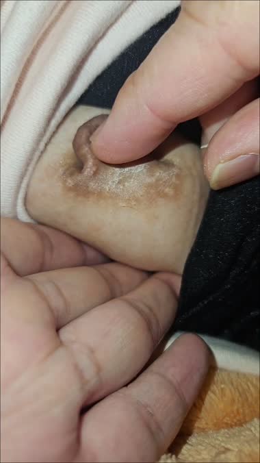 寝ている妻の黒乳首