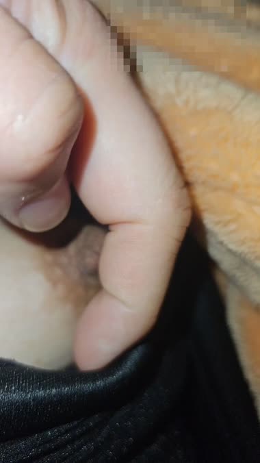 睡眠中に妻の乳首晒し