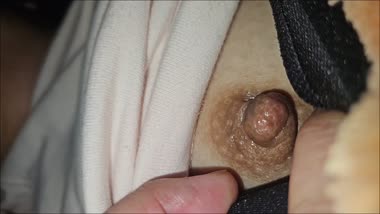 寝ている妻の乳首に悪戯
