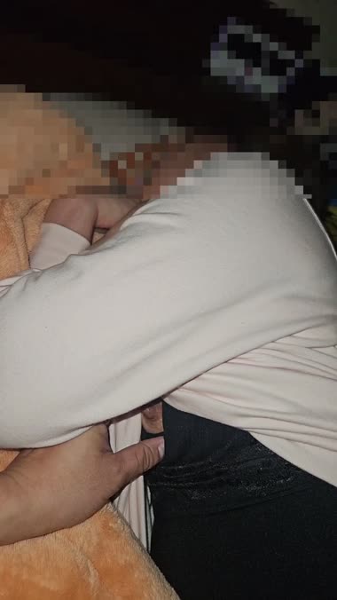 妻の寝姿　乳首