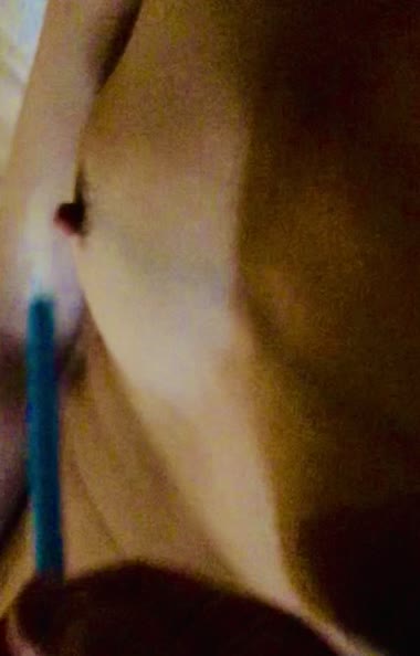 ブラシで乳首イキ①