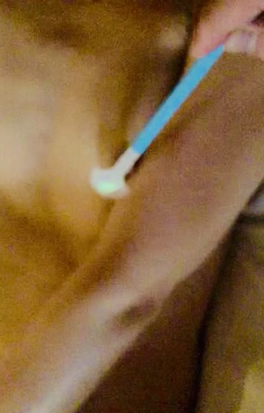 ブラシで乳首イキ②