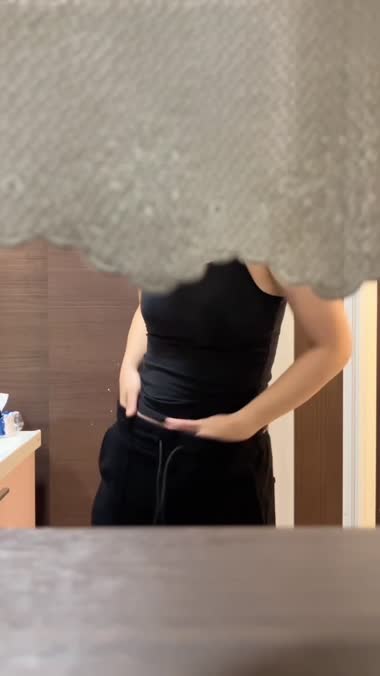 正面からの脱衣妻