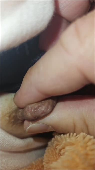 熟睡妻の乳首アップ