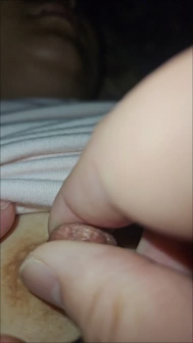 Aカップの貧乳乳首