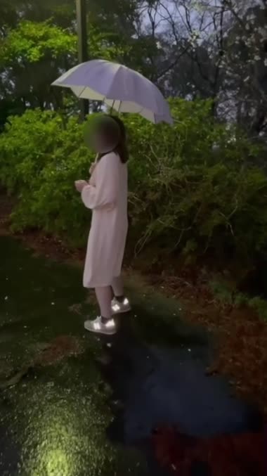 夕暮れ時の野球場で