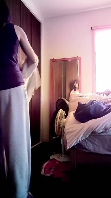 妻　朝の着替え