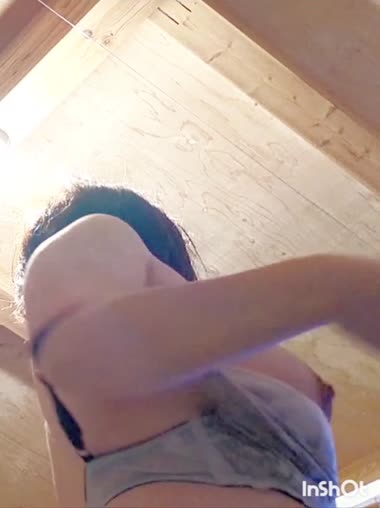 久しぶりに見た妻のおっぱい…