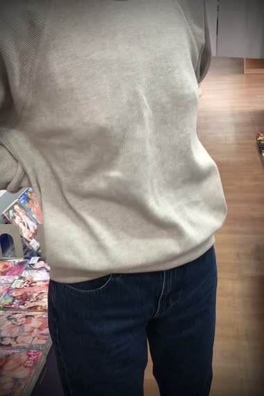 ノーブラでアダルトショップ