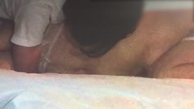 若い従業員に妻を