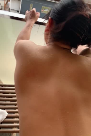 旅館の朝のベランダで