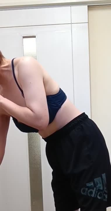 エロ乳首 着替え