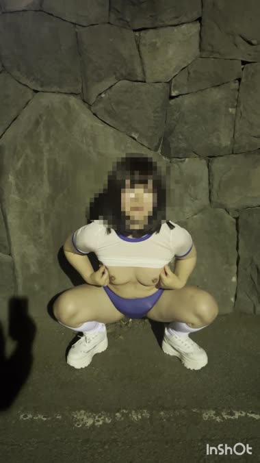 お外で脱ぎ脱ぎ