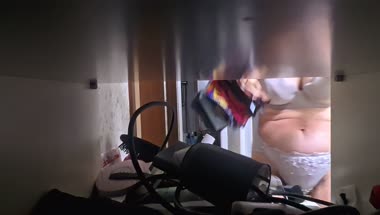 小柄ムチムチ熟女の脱衣1