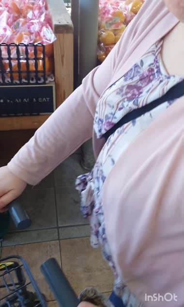 揺れる巨乳