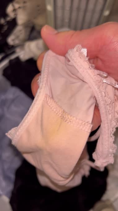 皆様に視姦される妻のパンティ