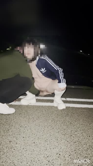 お外で大股広げる妻